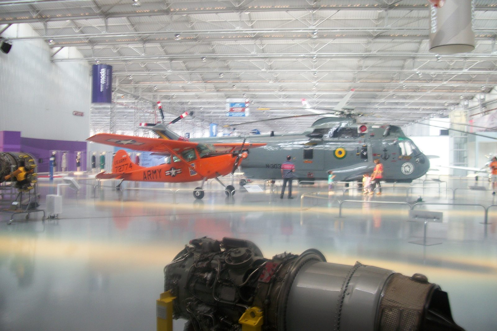 Hangar do museu, com helicóptero e hidroavião do acervo