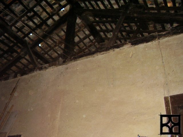 Estrutura do telhado exposta pelo tempo e pelo abandono