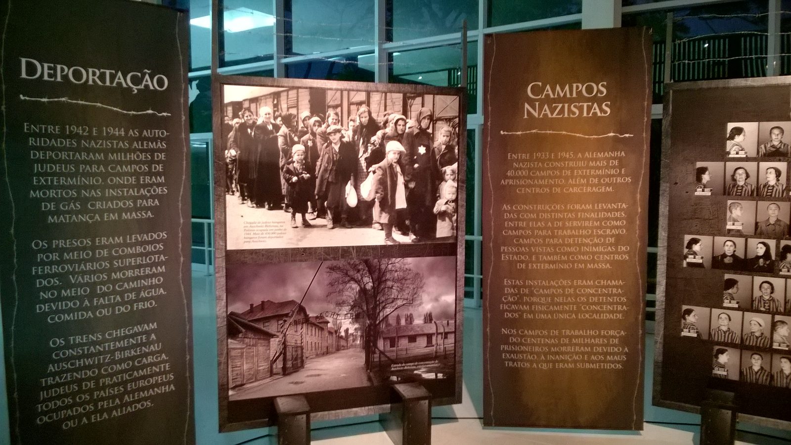Painéis sobre deportação e campos nazistas na exposição sobre o Holocausto