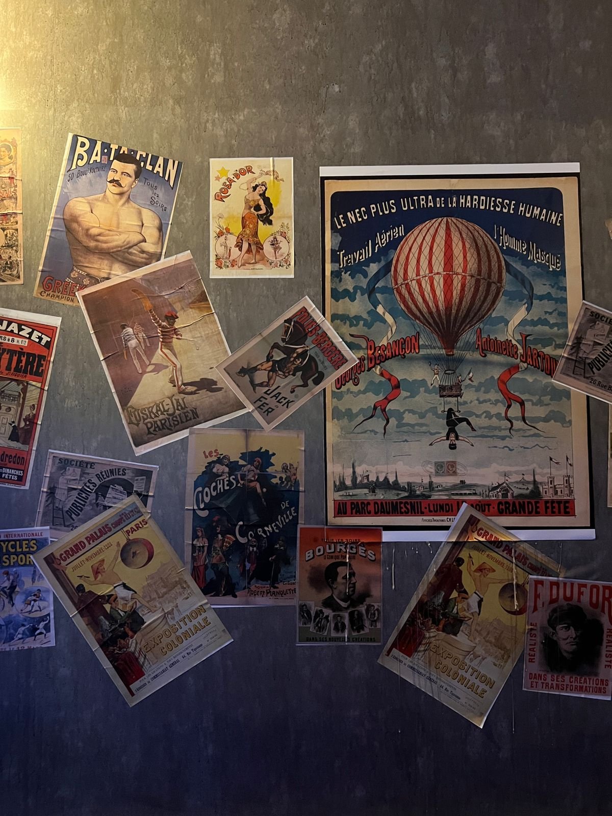 Painel com reproduções de cartazes parisienses do século XIX, parte da ambientação da mostra